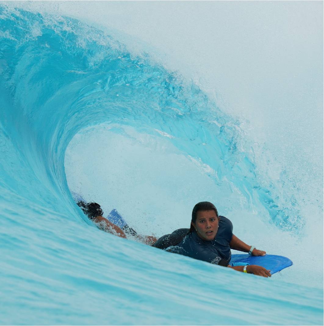 Juliana Dourado pegando tubo