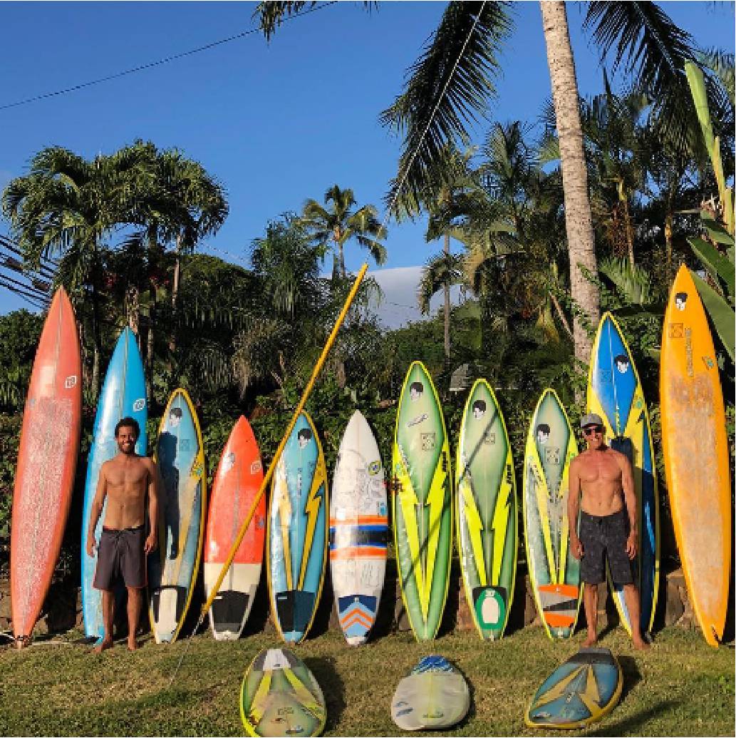 Bocão e Bruce com seu quiver de pranchas