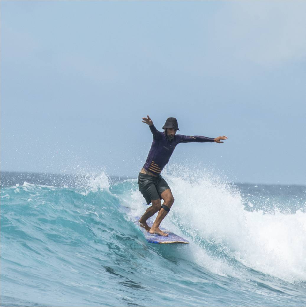 Igor Pitasi caminhando em seu longboard