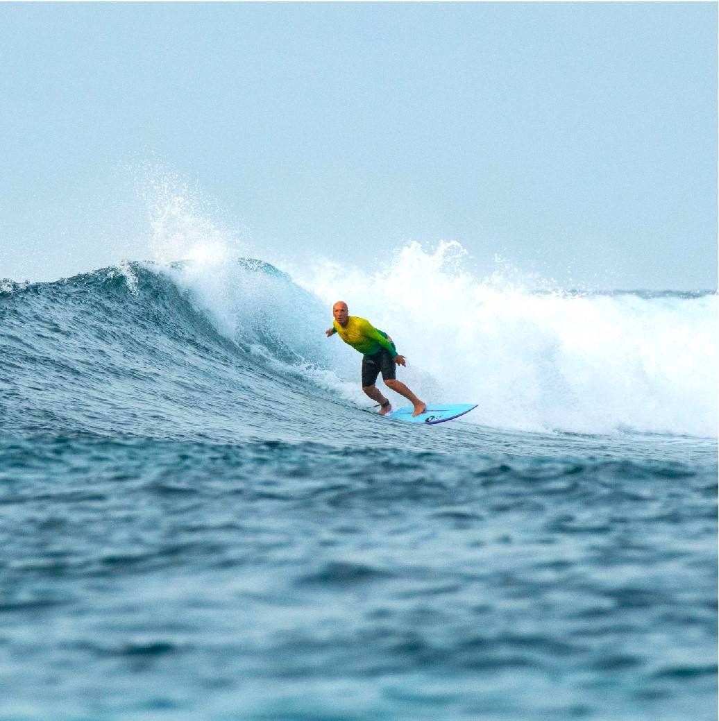 Daniel Cocchi surfando