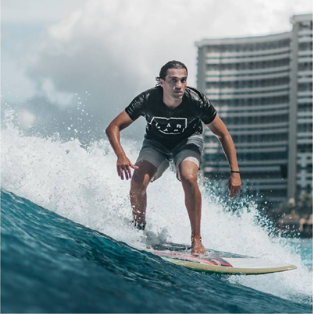 Bulhões surfando em Santos