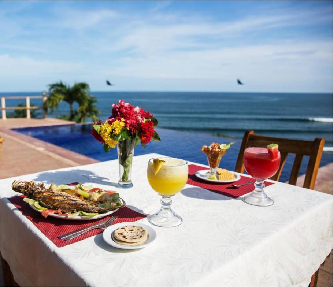 Café da manhã com vista mar do Los Mangos Hotel