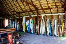 Deck para pranchas de surf do Miramar Surf Camp