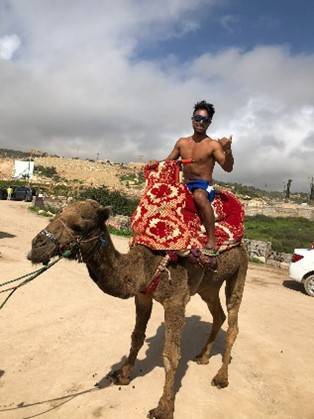 Danilo Kazu passeando de camelo em Marrocos