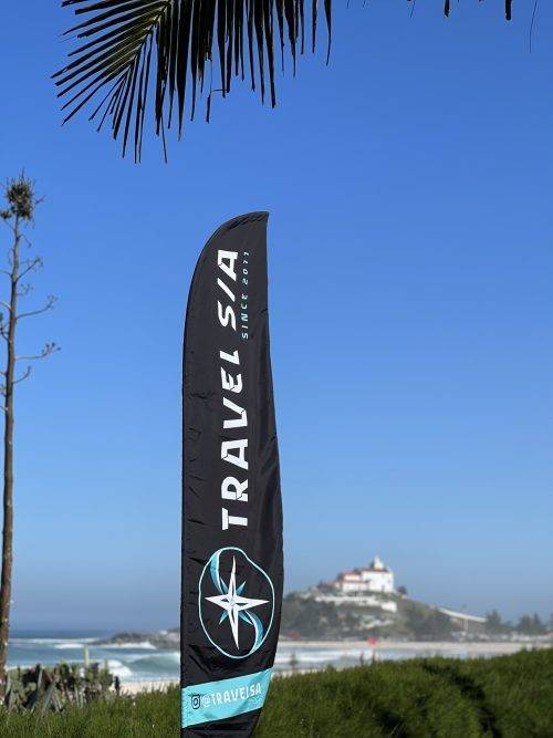 Bandeira da Travel S/A e a vista da praia de Saquarema