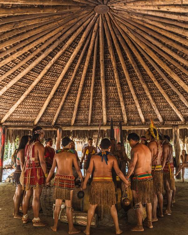 Aldeia indígena celebrando