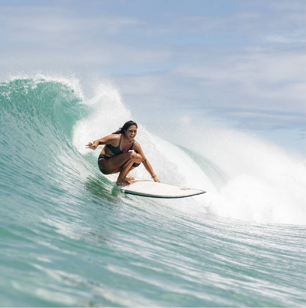 Jasmim Avelino surfando