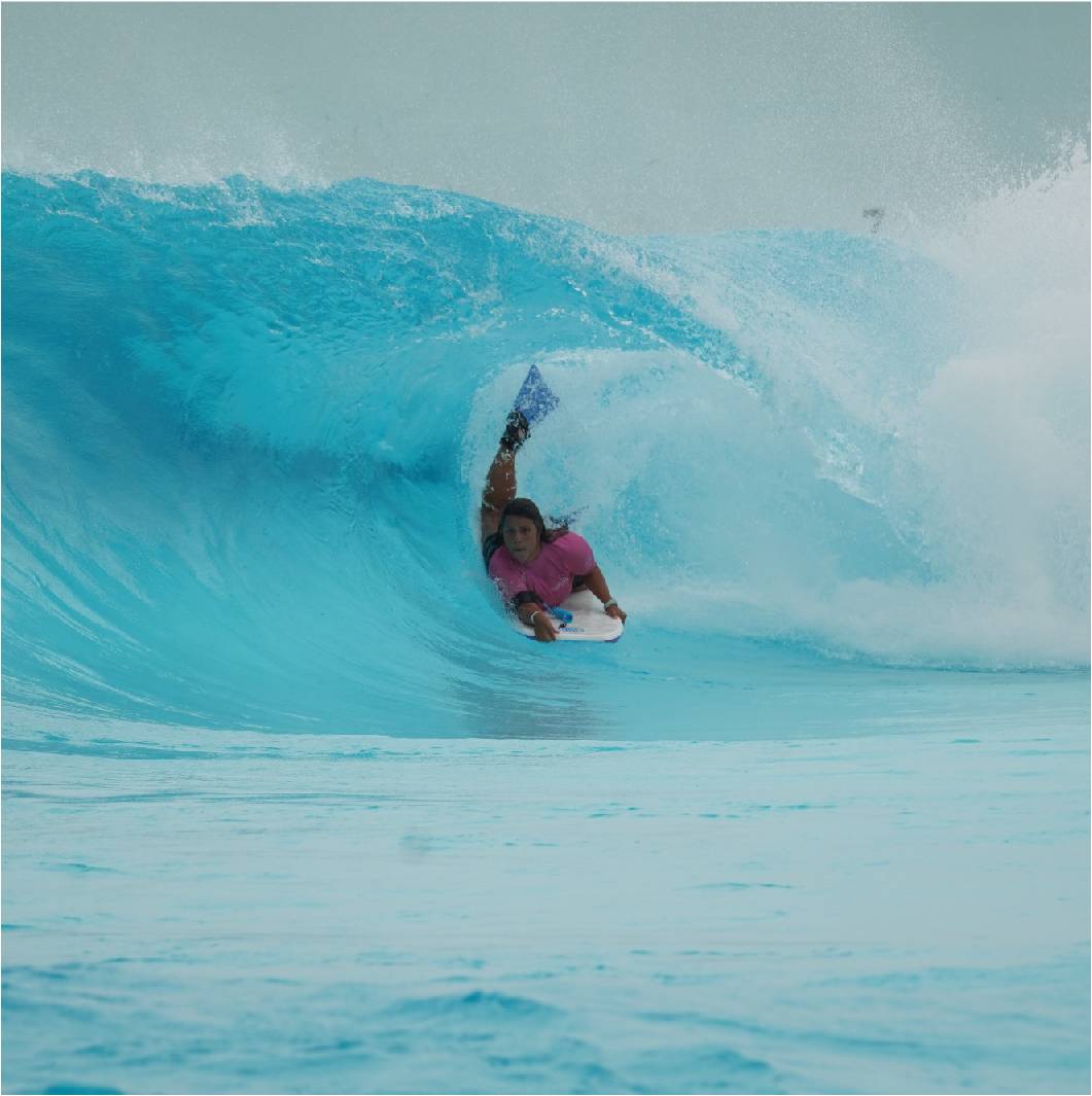 Juliana Dourado pegando tubo